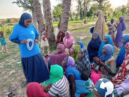 RAIN WORKERin erklärt einer Gruppe von Frauen im Niger mit dem KLITORIS-TOOL Themen der sexuellen und reproduktiven Gesundheit.